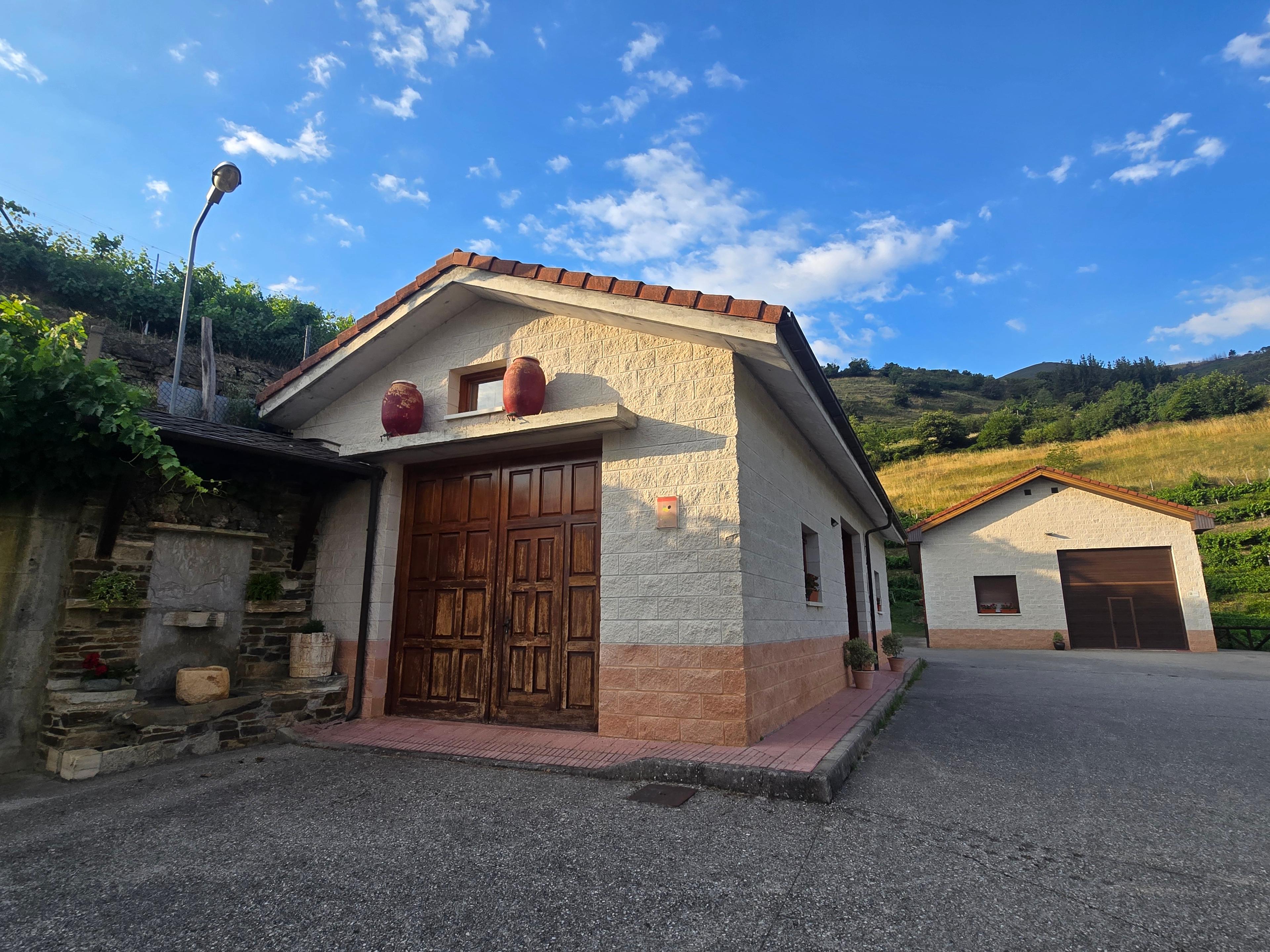 Fachada de las instalaciones de Bodega Antón Chicote en Limés